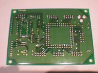 4.2. PUERTAS LÓGICAS 75 Figura 4.7: Una placa de circuito impreso (PCB) vista desde abajo con un microprocesador o microcontrolador y programarlos. Es decir, hacer software en vez de hardware.