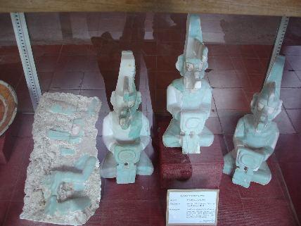 cuyas superficies son de estuco pintado de azul maya, las cuales fueron talladas primero en madera y luego recubiertas con estuco. (Ilustración No. 28) Ilustración No.