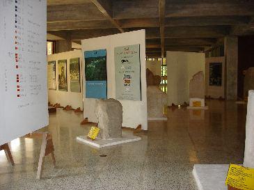 Material Lítico que se Exhibe Al igual que el Museo de Tikal, el Centro de Visitantes y Museo de Sitio de Lítica del Parque Nacional Tikal, su material fue registrado entre los años de 1991 al 93.