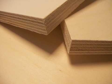 varias láminas finas de madera natural con cola. Según el número de capas tenemos grosores distintos.