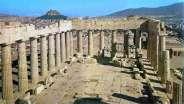 Acrópolis de Atenas Acrópolis de Atenas El Partenón Fue el templo más importante de la Acrópolis. Arquitecto: Ictino. Los relieves del tímpano y de los frisos fueron esculpidos por Fidias.