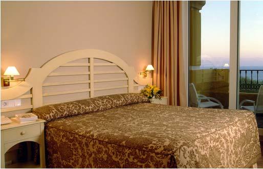 Master Suite Disfruta de nuestra cálida Suite con magnificas vistas a la Bahía de Altea, dos terrazas, una de ellas con hidromasaje, salón independiente, recibidor, dormitorio con cama King size,