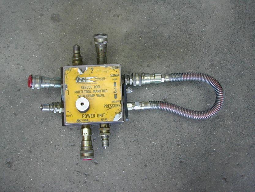 Distribuidor 1.- Conectar las manguera hidráulicas en un punto de unidad de potencia Power Unit de distribuidor multiherramienta.