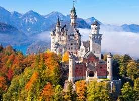Múnich Situada idílicamente al pie de los Alpes, Múnich, la capital de Baviera, cuenta con 1.2 millones de habitantes.