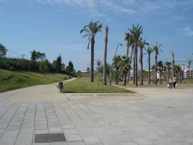 urbà de la vila. L'equipament verd té una zona esportiva pròxima al passeig de Vilafranca amb una passarel.la elevada i una pista americana per fer exercicis.
