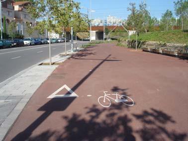És per això que el desenvolupament urbà que s ha realitzat en l àmbit de la Plana Est s ha vist acompanyat per l habilitació de dos eixos ciclistes que permeten una connexió còmode i segura envers al