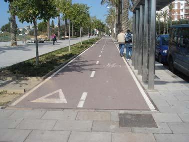 Figura 26 Itinerari ciclista al passeig de Vilafranca (tram nord) El primer tram transcorre en vorera amb marques viàries però sense separació física entre l espai ciclista i el