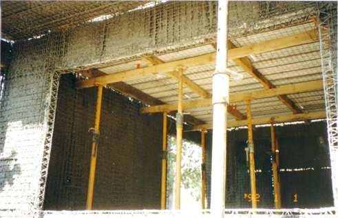 canal metálica, la que tiene como finalidad recibir a la techumbre que puede ser fabricada de madera y lámina metálica, se