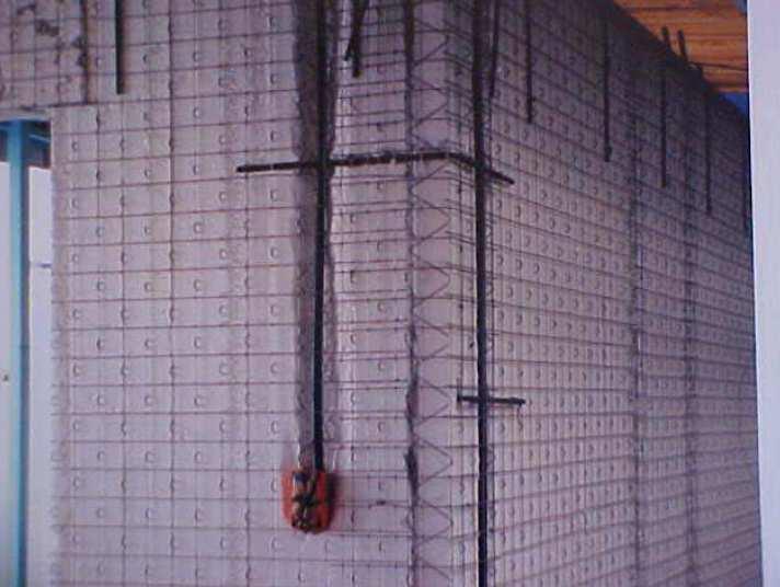 1.6.3 Cimbrado La losa prearmada es elevada y colocada sobre los muros, para continuar con la puesta de la cimbra temporal que soporte el vaciado superior del concreto en la losa.