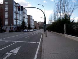 Limita al oeste con la Avenida de Salamanca y el barrio de Parquesol, y al sur y al este con el Río Pisuerga.