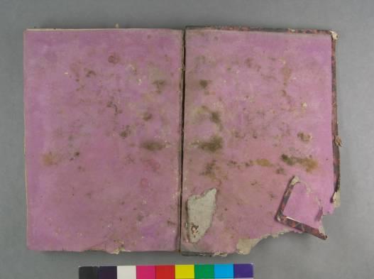 Guardas de papel rosado Se conservan, como vestigios de la encuadernación anterior, los orificios del cosido y