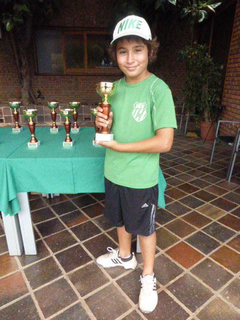 En la escuela de competición han obtenido buenos resultados lo siguientes jugadores: Joan Torres Espinosa, jugador del Club de Tenis Denia, ha sido campeón benjamín del torneo Tecnifibre celebrado en