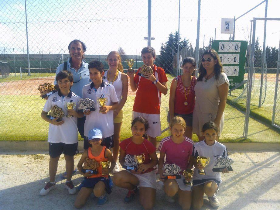 En el club de tenis Pinada de Benissa se celebró la última fase de la Liga. Los triunfos de los jugadores dianenses han sido los siguientes: Hugo Fuentes y Lucia Molines campeones en benjamines.