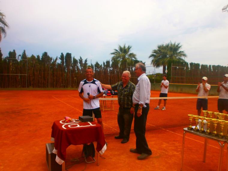 El presidente del Club de Tenis Denia, Vicente Devesa, tomó la palabra para presentar a Javi,