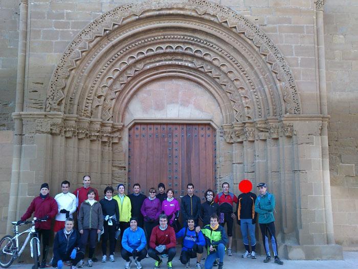 Volvemos hacia Huesca, ahora por el camino, aunque asfaltado. Nos dejamos ver por el Paseo de Ramón y Cajal, algún semáforo en rojo y dirección a las Mártires, Nunilo y Alodia.