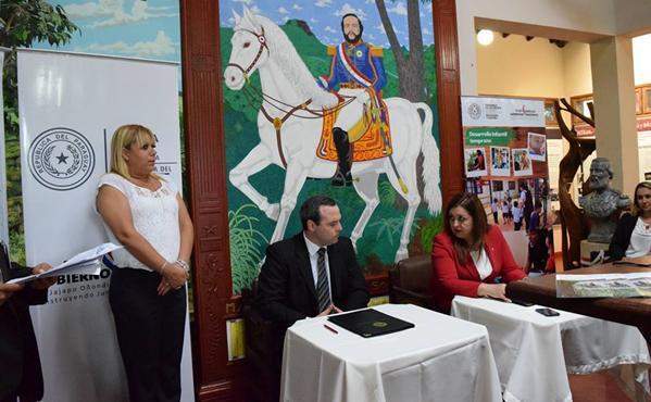 Firma de Convenio El Ministro de la SEAM, Ing. Ftal. Rolando de Barros Barreto, y la Ministra de Educación y Cultura Lic.