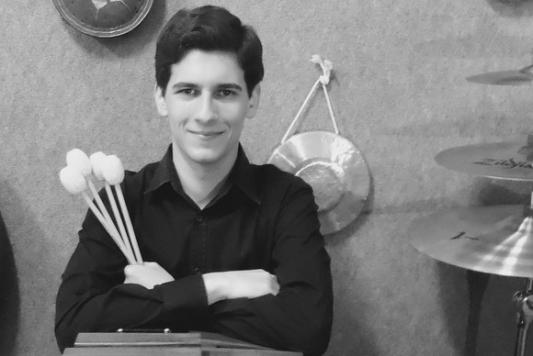 JOSÉ ANTONIO MORENO ROMERO Natural de Sevilla, comienza sus estudios de percusión en el año 1995 en el Conservatorio Profesional de Música Fco. Guerrero (Sevilla).