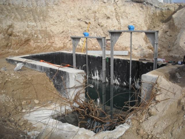 Colocación de compuertas para permitir la entrada de agua por una u otra toma Relleno excavación Colocación de las losas La