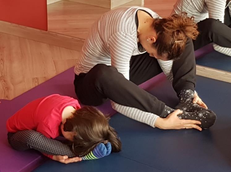 Yoga Kids Sesión especial padres e hijos Haz yoga junto a tus hijos, aprende de ellos y comparte energía realizando una serie de asanas, ejercicios