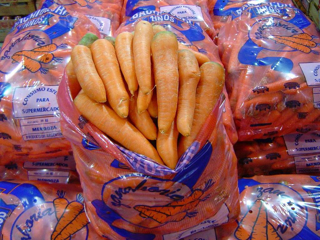 Durante los meses de marzo, abril y mayo se registraron los mayores precios promedios mensuales del año 2015. Gráfico Nº 3: Ingreso y precio promedio mensual por kilogramo de zanahoria en el MCBA.