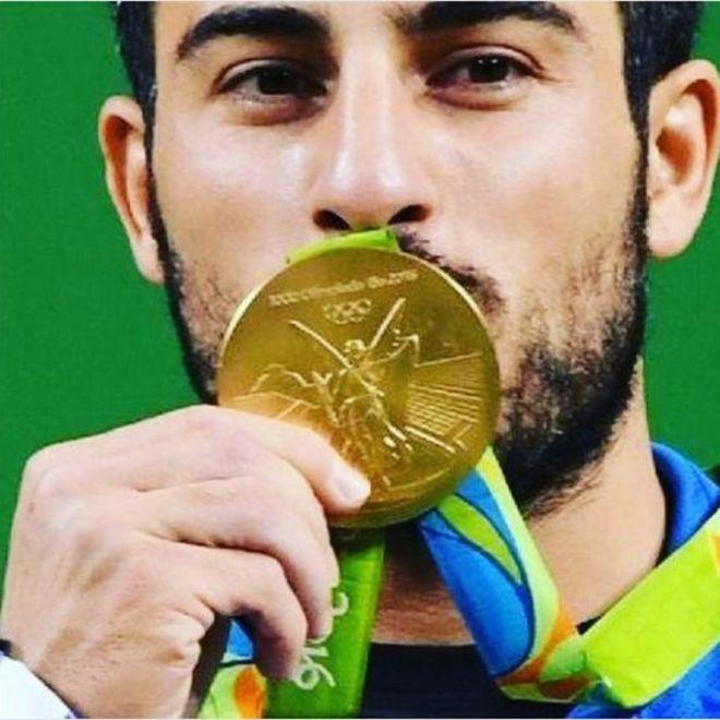 Kianoush Rostami «Estoy poniendo la medalla a subasta. Todo lo que se obtenga irá para aquellos golpeados por el terremoto», agregó.