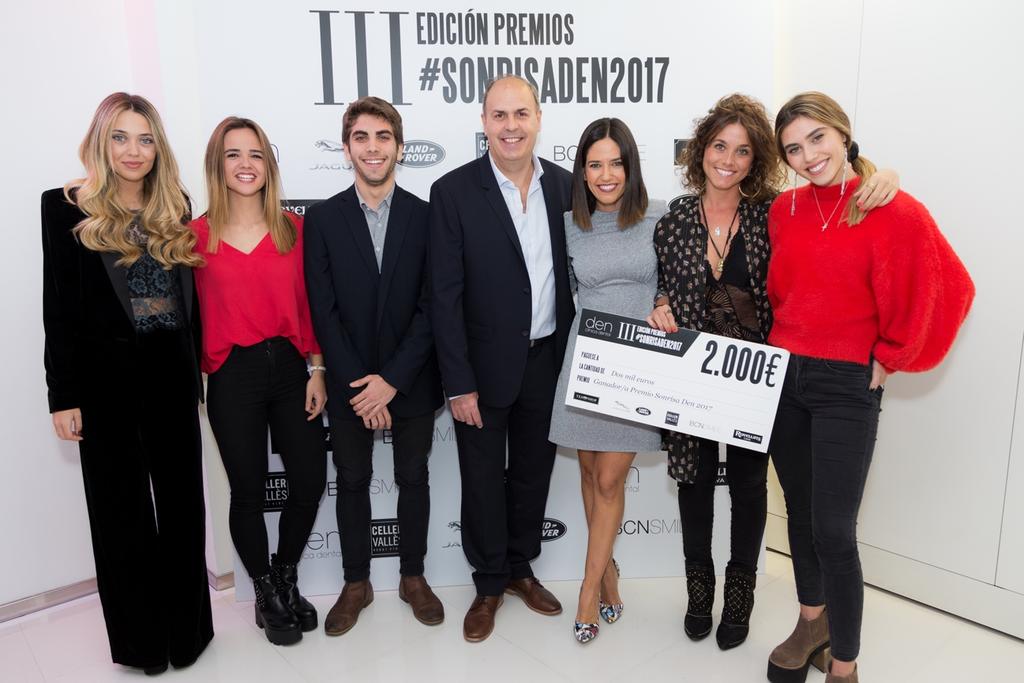 III Edición Premios #SonrisaDEN2017 Clínica Den entrega un premio de 2.
