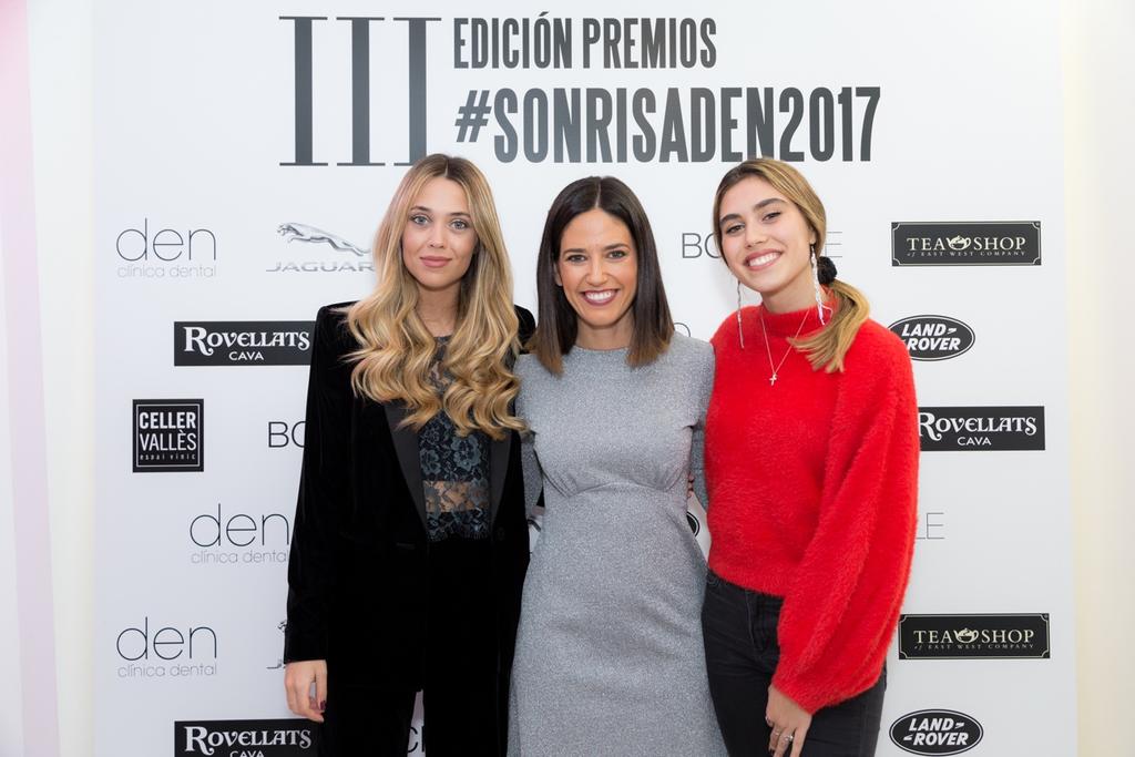 De izquierda a derecha: la influencer Patricia Gómez (@patrigoe), Núria Marín y Ariadna Tàpia (@ariadnatb) Un año más, Clínica Den, referentes en diseño de sonrisas, premia a la mejor sonrisa de