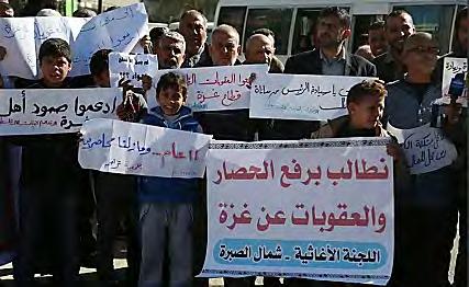 12 Residentes de Gaza en una demostración frente a las oficinas del Gobierno exigiendo el levantamiento inmediato de las sanciones impuestas a la Franja de Gaza (cuenta Twitter de PALINFO, 4 de