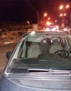 5 Los daños causados a los automóviles israelíes impactados por las piedras que arrojaron palestinos contra ellos en las cercanías de la aldea de Husan, al