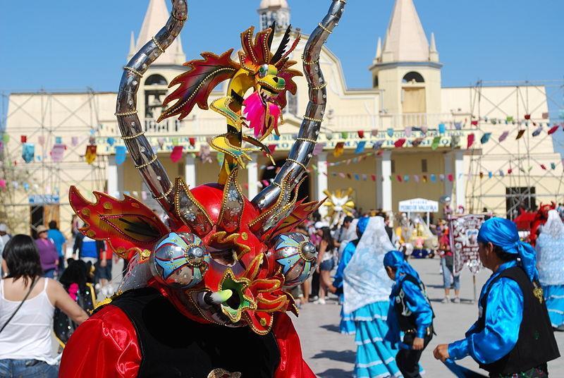 En la imagen adjunta se observan bailes y trajes típicos de la festividad religiosa La Tirana, la cual se celebra en la localidad homónima del Norte Grande.
