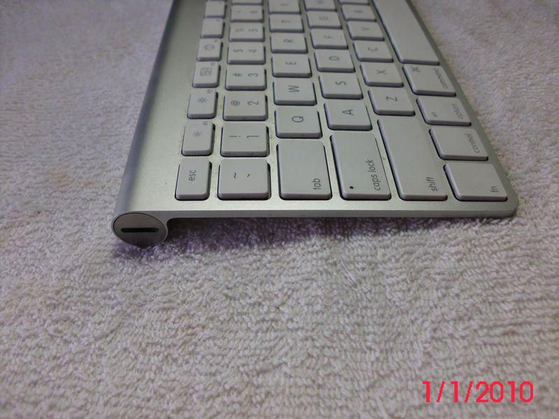 Paso 1 Apple Wireless Keyboard (A1255) Desmontaje Para abrir