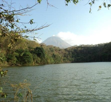 Laguna Moyotepe: ubicada a unos 1,500 metros de la carretera panamericana hacia el volcán san Cristóbal.