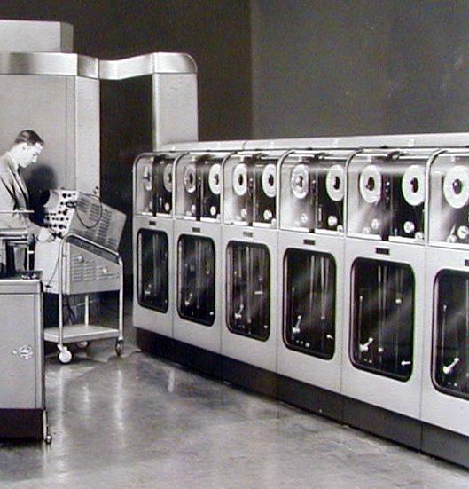 IBM 701 El primer computador comercial: UNIVAC 1, fabricado