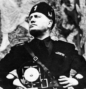 Il Popolo d`italia Fundador de los Fascios Italianos de Combate paramilitares, camisa negra y gorra militar - gente muy variada: