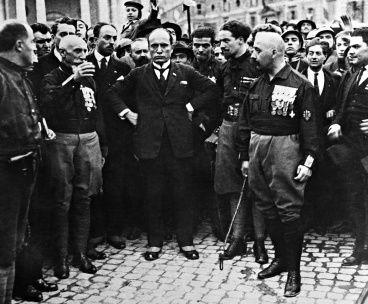 3.- La Italia fascista La marcha al poder del fascismo Más tarde, Mussolini cambió de táctica y transformó los fascios violentos en El Partido Nacional Fascista (1921) -Moderó el programa