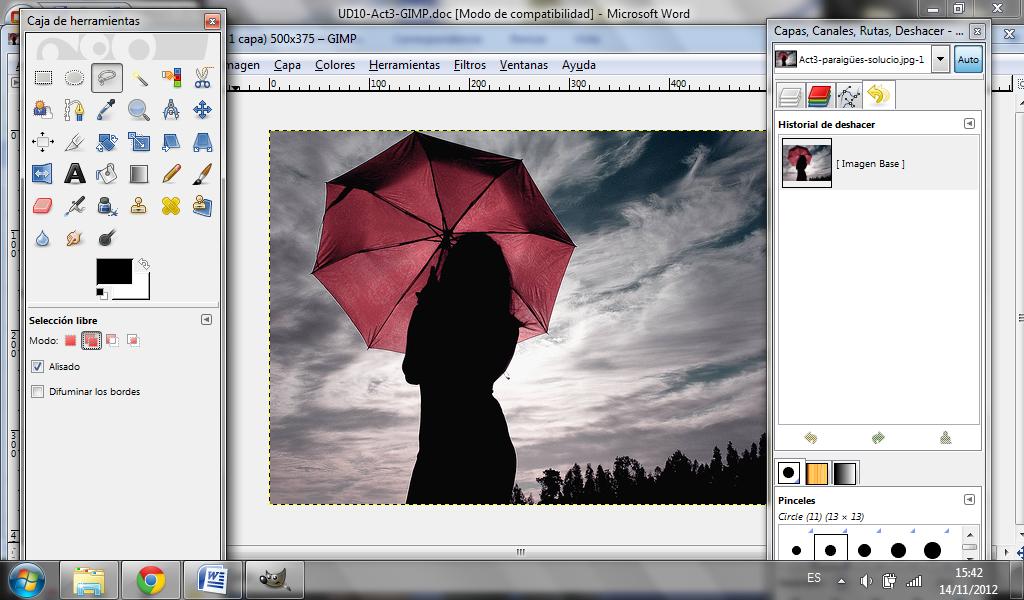 La idea és retallar la silueta de la noia amb el paraigües, i canviar el fons de la imatge (fer que la noia estgui a una platja,