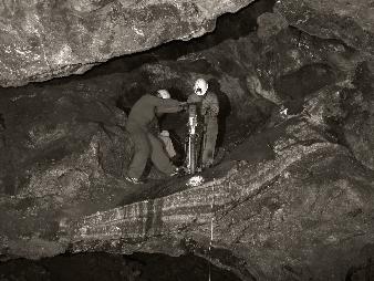 Estratigrafía de la cueva Capa de calcita (espelotema). La cueva queda sellada.
