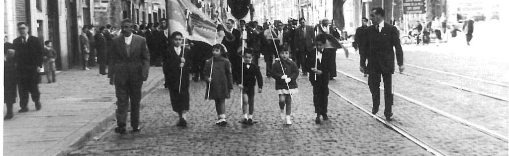 D()ssier: El,JlIl)iter fa 90 anlfs Simpatitzants i socis al carrer de Pere III, anant amb la nova bandera del club per a la seva benedicció. Eren els temps de les noces d'or, el 1959 seus amors.