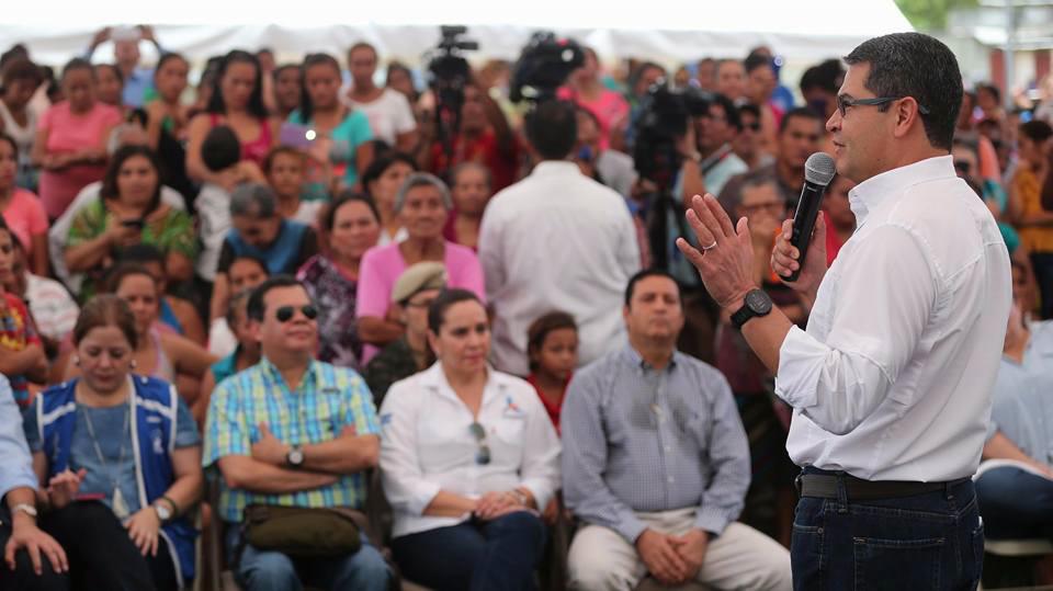 PRESIDENTE HERNÁNDEZ ENTREGA 3 MIL BENEFICIOS SOCIALES EN CHOLOMA, CORTÉS.