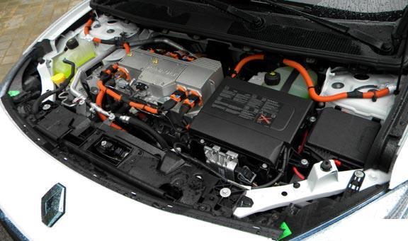 Figura 13. Vista motor Renault Fluence. En una toma convencional, la batería precisa de 10 a 12 horas, mientras que en redes trifásicas (400V) son necesarios 20 minutos para lograr el 80% de su carga.