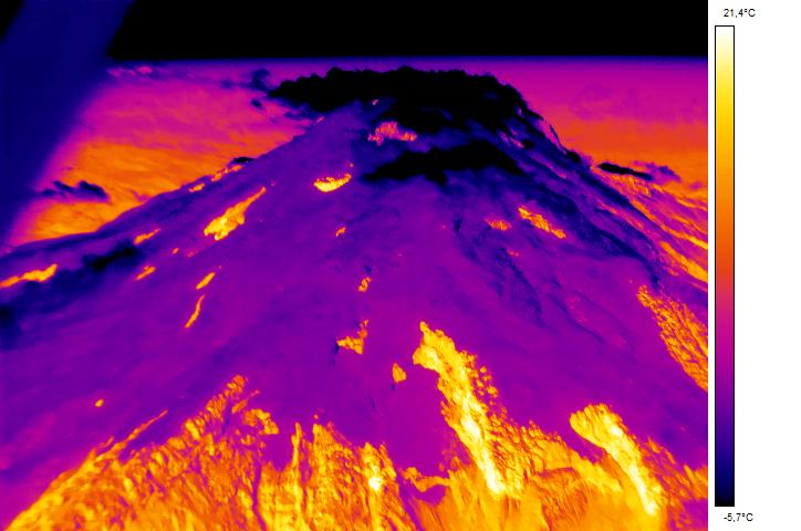 del casquete glaciar (Figura 8). N N Fig. 8: Fotografía e imagen térmica correspondiente, capturada desde el flanco oriental del volcán Cayambe.