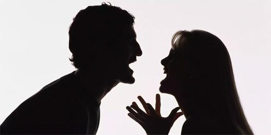 Entre las causales del divorcio contencioso figuran: la infidelidad de cualquiera de los cónyuges, los malos tratos físicos, psicológicos, sexuales, patrimoniales y/o económicos de una de las partes