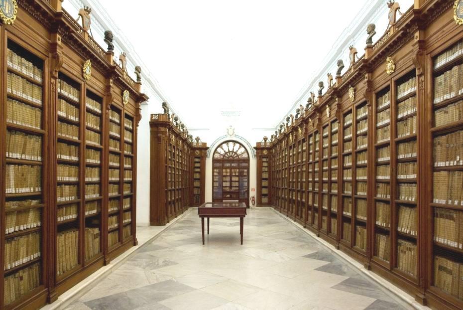 Interior de la Biblioteca Colombina, con 3.