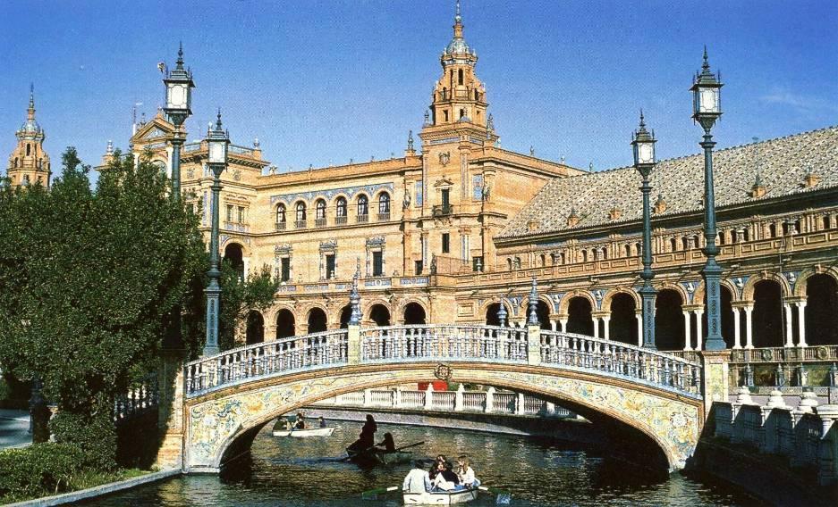 La célebre ría y los puentes de la Plaza de España, una