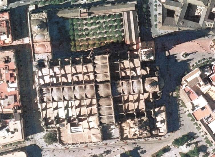 Vista aérea de la Catedral de Sevilla (116x76 metros), con
