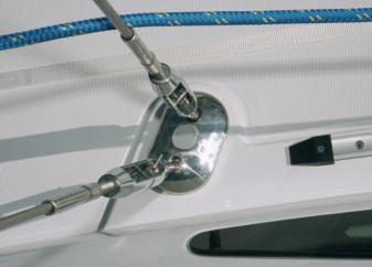 Los bancos de la bañera también incorporan un cofre de estiba a cada lado de tamaño suficiente para contener una balsa salvavidas.