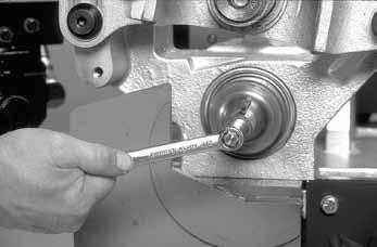 Guarde el montaje de mandril en una ubicación seguro. AVISO Si se aplicó una lubricación insuficiente, el mandril podría ser difícil de retirar del eje de la clapeta principal.