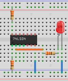 Paso 3: Los circuitos integrados (CIs) se insertan en el protoboard de modo que cubran la división que está en la parte media.