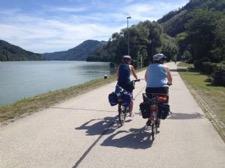 ) Día 5 Grein / Ardagger - Spitz Seguimos pedaleando y cruzando hermosos pueblos austriacos cerca del Danubio. Hoy tenemos por delante 47 km. en bici y 17 km. en ferri.