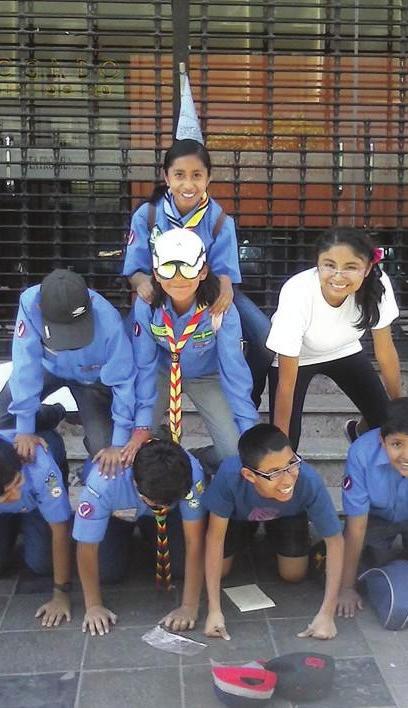 E l 08 de Octubre muchos scouts, de los diferentes grupos de Arequipa, se reunieron en la Plaza de Armas para dar